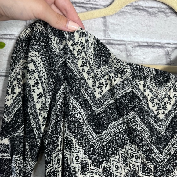 [🌼3/$30🌼Solemio Abstract Printed Flutter Sleeve Blouse Size Small - Picture 12 of 14